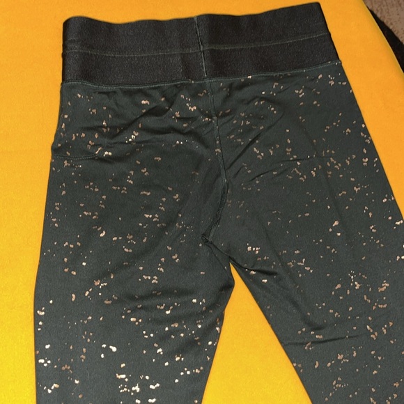 Puma Champion yoga fitness leggings dark green with gold print. Stretchy, size M - Picture 7 of 7